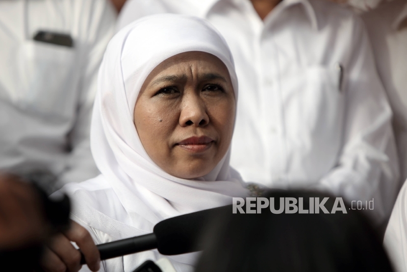 Menteri Sosial (Mensos) Khofifah Indar Parawansa memberikan keterangan pers usai menemui 75 WNI yang diduga terlibat dalam kelompok radikal di Suriah, Jakarta, Senin (6/2)