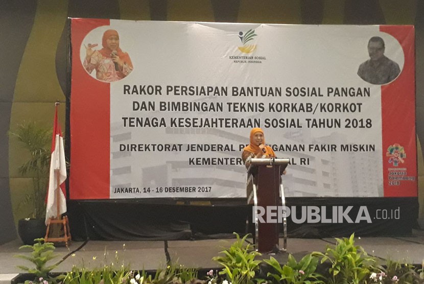 Menteri Sosial (Mensos) Khofifah Indar Parawansa membuka rapat koordinasi persiapan bantuan sosial pangan dan bimbingan teknis koordinator kabupaten (korkob)/koordinator kota (korkot) tenaga kesejaheraan sosial 2018, di Jakarta Utara, Jumat (15/12).