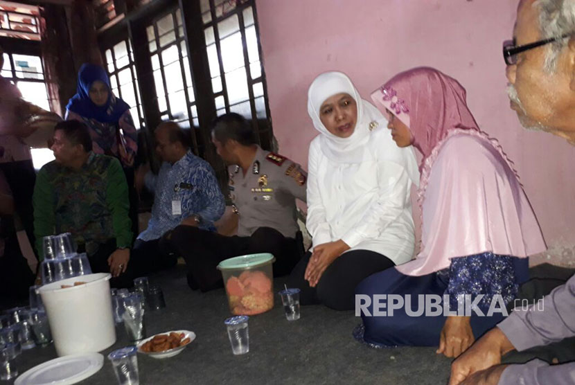 Menteri Sosial (Mensos) Khofifah Indar Parawansa mendatangi rumah pelajar SDN Longkewang Kabupaten Sukabumi yang meninggal di sekolah Jumat (11/8).