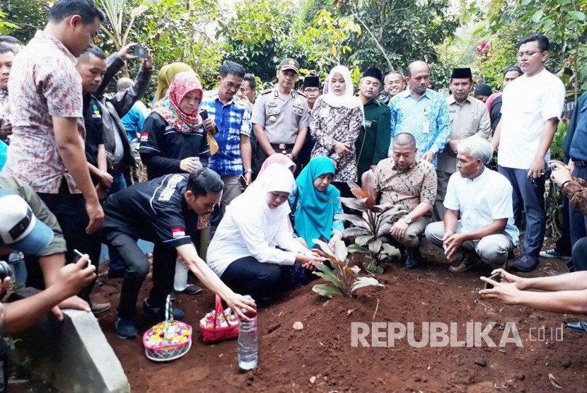 Menteri Sosial (Mensos) Khofifah Indar Parawansa ziarah kubur ke makam korban SR (8 tahun) pelajar SDN Longkewang Kabupaten Sukabumi yang meninggal di sekolah Jumat (11/8).