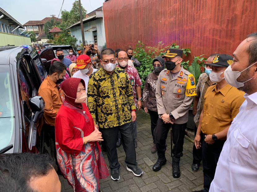 Menteri Sosial (Mensos) RI, Tri Rismaharini melakukan kunjungan kerja ke kediaman korban banjir di Kecamatan Lawang, Kabupaten Malang, Ahad (13/3/2022).