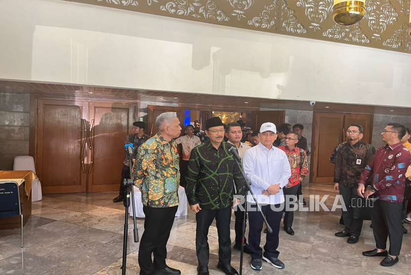 Menteri Sosial (Mensos) Saefullah Yusuf alias Gus Ipul dan Wamensos Agus Jabo di Jakarta Pusat, Kamis (10/7/2025).