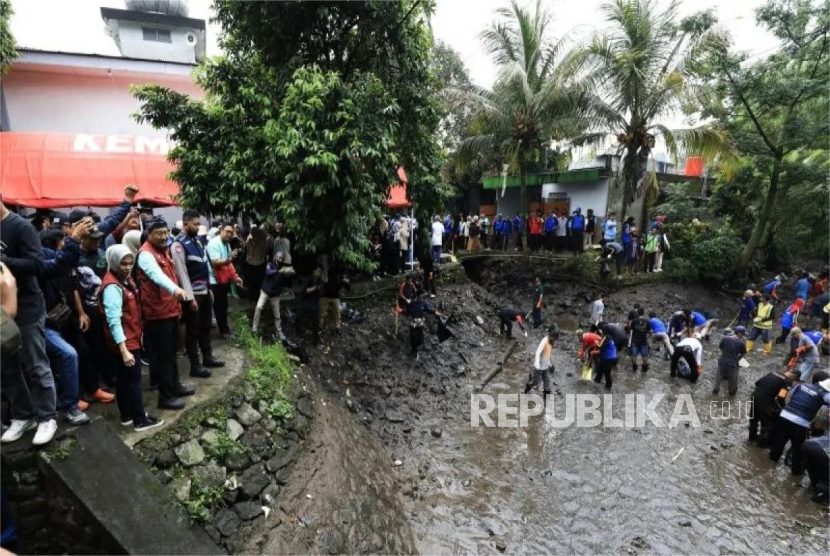 Menteri Sosial (Mensos) Saifullah Yusuf alias Gus Ipul bersama anggota DPD RI asal Jawa Barat (Jabar) Alfiansyah Bustami Komeng menggelar aksi bersih-bersih Kali Cikole di Ciomas, Kabupaten Bogor, Jawa Barat, Sabtu (8/2/2025).