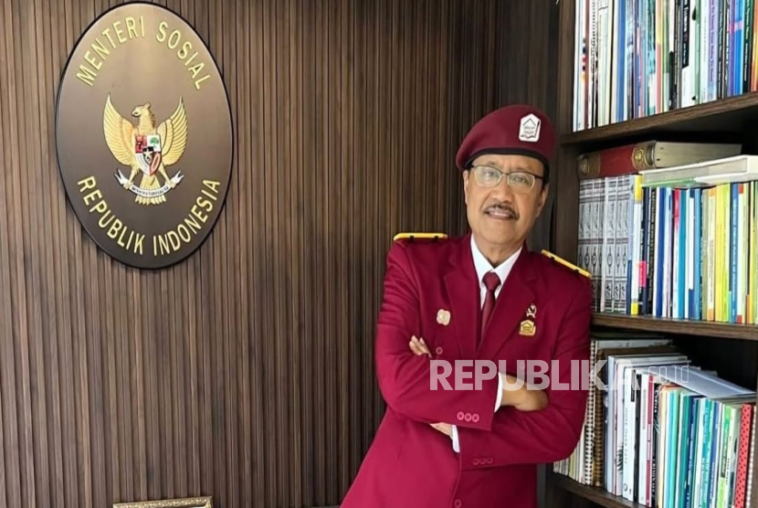 Menteri Sosial (Mensos) Saifullah Yusuf alias Gus Ipul mengenalkan seragam Sekolah Rakyat berjas dan baret warna merah.