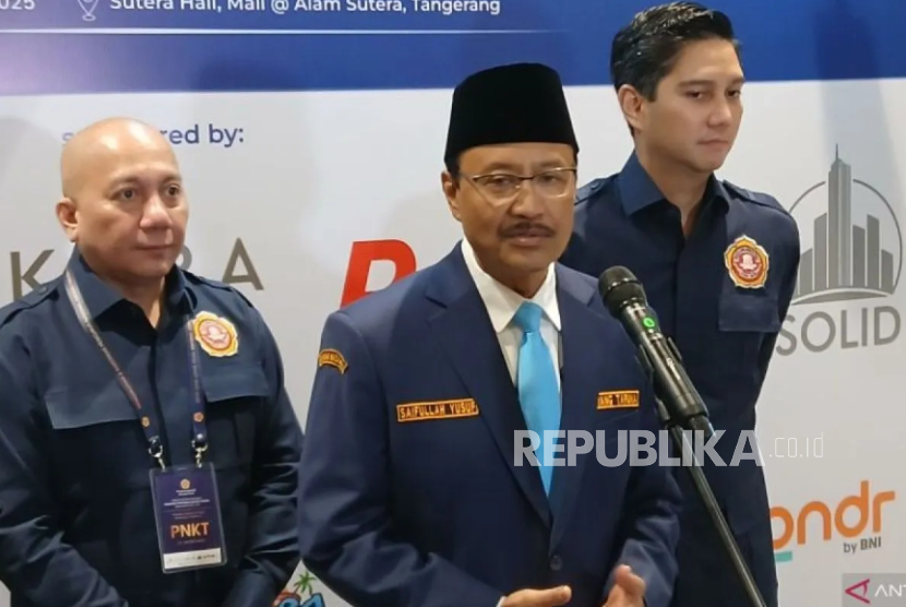 Menteri Sosial (Mensos) Saifullah Yusuf didampingi Ketua Umum Karang Taruna Nasional Budisatrio Djiwandon memberikan keterangan pers terkait peran Karang Taruna dalam pemberdayaan sosial. 