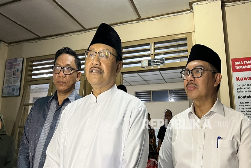 Menteri Sosial (Mensos) Saifullah Yusuf mengunjungi SMA Taman Madya Ibu Pawiyatan, Mergangsan, Kota Yogyakarta yang diusulkan sebagai lokasi penyelenggara Sekolah Rakyat di Kota Yogyakarta.