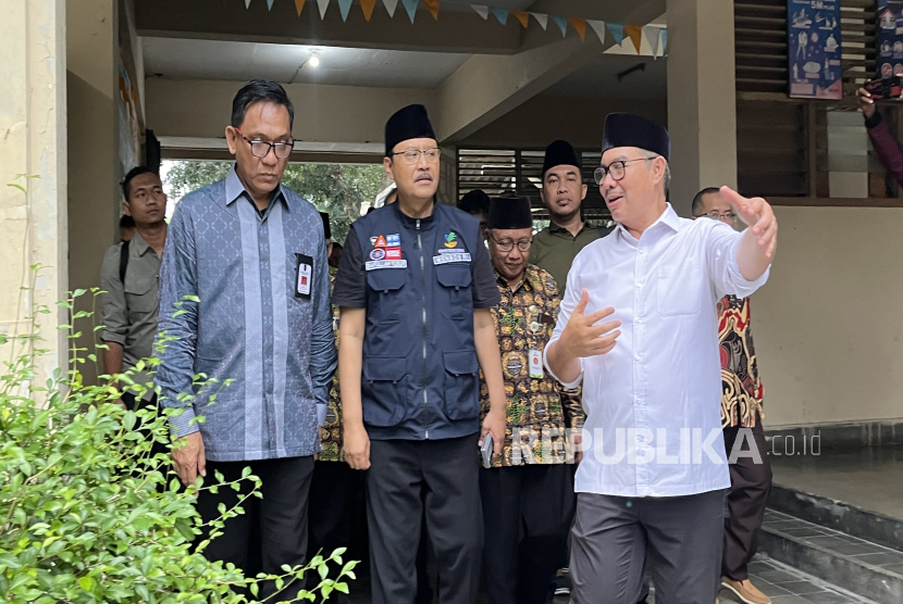Menteri Sosial (Mensos) Saifullah Yusuf (tengah) mengunjungi SMA Taman Madya Ibu Pawiyatan, Mergangsan, Kota Yogyakarta yang diusulkan sebagai lokasi penyelenggara Sekolah Rakyat di Kota Yogyakarta. 