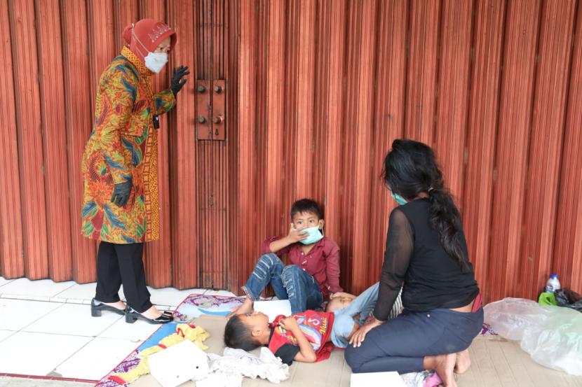 Menteri Sosial (Mensos) Tri Rismaharini kembali bertemu warga berstatus Penyandang Masalah Kesejahteraan Sosial (PMKS) di kawasan Roxy, Jakarta, Kamis (25/2) pagi.