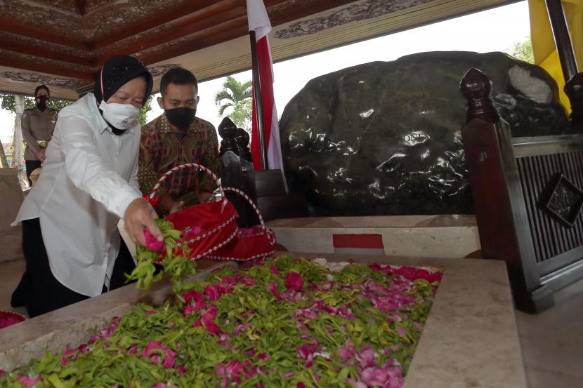 Menteri Sosial (Mensos) Tri Rismaharini (Kiri) menabur bunga di Pusara Makam Presiden Soekarno saat melakukan kunjungan kerja di Kota Blitar, Jawa Timur, Sabtu (23/10/2021). Selain berziarah, Mensos juga meninjau langsung proses pembersihan dan perawatan pada sejumlah fasilitas yang berada di kawasan makam presiden Soekarno