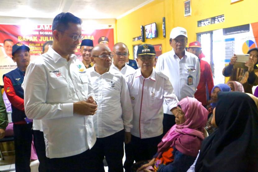 Menteri Sosial menyapa langsung masyarakat desa Jambudipa yang datang ke puskesos dan menanyakan apa masalah yang diadukan masyarakat tersebut.(Kemensos)