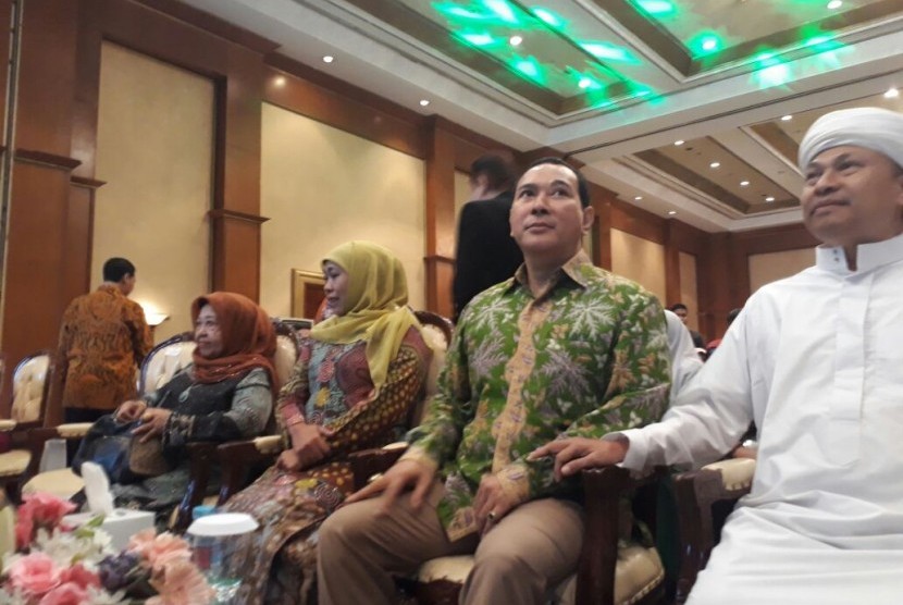 Menteri Sosial Republik Indonesia, Khofifah Indar Parawansah dan Hutomo Mandala Putra alias Tommy Soeharto menghadiri acara Penutupan Rapimnas Muslimat NU 2017 di Hotel Crowne Plaza, Jakarta Selatan, Senin (27/3). 