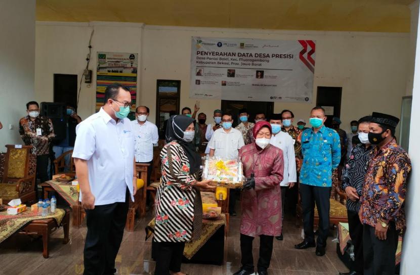 Menteri Sosial Republik Indonesia Tri Rismaharani, melakukan kunjungan kerja ke Kantor Desa Pantaibakti, Bekasi untuk menerima data desa presisi, yakni sebuah sistem pendataan oleh Lembaga Penelitian dan Pengabdian kepada Masyarakat (LPPM) Universitas IPB.