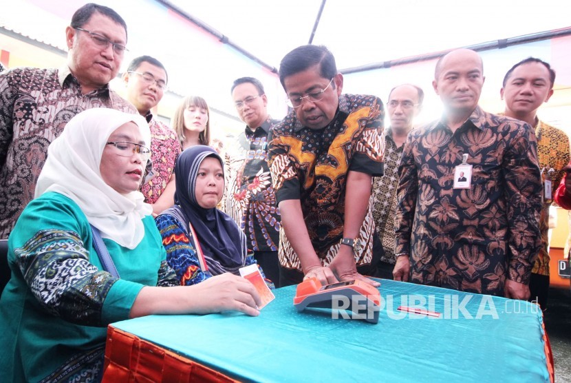 Menteri Sosial RI Idrus Marham berbincang dengan warga yang akan menggunakan kartu Keluarga Sejahtera usai penyerahan bantuan Penyaluran Bantuan Sosial Program Keluarga harapan (PKH) dan Bantuan Pangan Non Tunai (BPNT), di Aula Wyata Guna, Kota Bandung, Kamis (1/3).