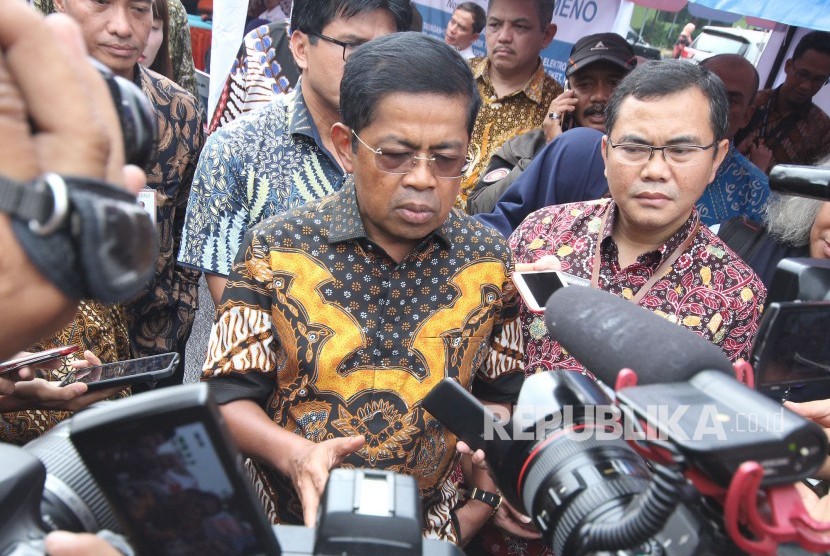 Menteri Sosial RI Idrus Marham diwawancara wartawan usai acara Penyaluran Bantuan Sosial Program Keluarga harapan (PKH) dan Bantuan Pangan Non Tunai (BPNT) di Aula Wyata Guna, Kota Bandung, Kamis (1/3).