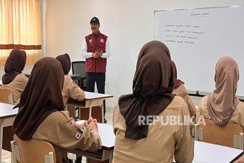 Menteri Sosial RI, Saifullah Yusuf, melakukan kunjungan ke Sekolah Rakyat Menengah Atas 20 Purwomartani, Kalasan, Sleman, Daerah Istimewa Yogyakarta, Rabu (16/7/2025). 