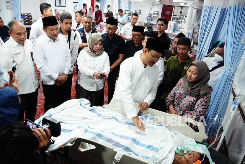 Menteri Sosial saat mengunjungi salah satu pasien korban ambruknya musala Pondok Pesantren Al Khoziny di RSUD RT Notopuro.