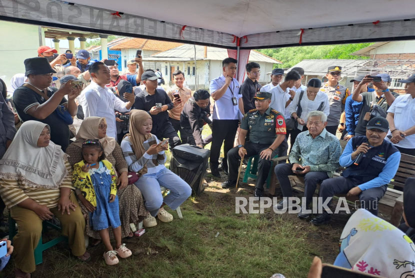 Menteri Sosial, Saifullah Yusuf berdialog dengan sejumlah warga Desa Eretan Kulon, Kecamatan Kandanghaur, Kabupaten Indramayu, Rabu (7/5/2025). 