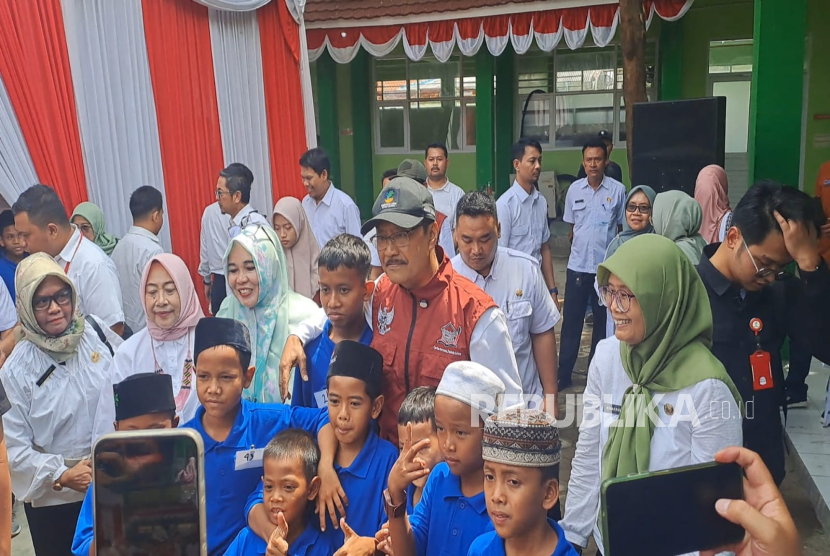 Menteri Sosial, Saifullah Yusuf (Gus Ipul) mengunjungi Sekolah Rakyat Terintegrasi (SRT) 1 Cirebon, Rabu (13/8/2025).