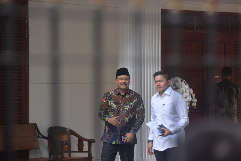 Menteri Sosial Saifullah Yusuf tiba di kediaman Presiden Terpilih Prabowo Subianto, Kertanegara, Jakarta Selatan, Senin (14/10/2024). Presiden Terpilih Prabowo Subianto memanggil sejumlah tokoh yang diyakini bakal menjadi calon menteri/kepala lembaga negara untuk pemerintahan baru ke depan. 