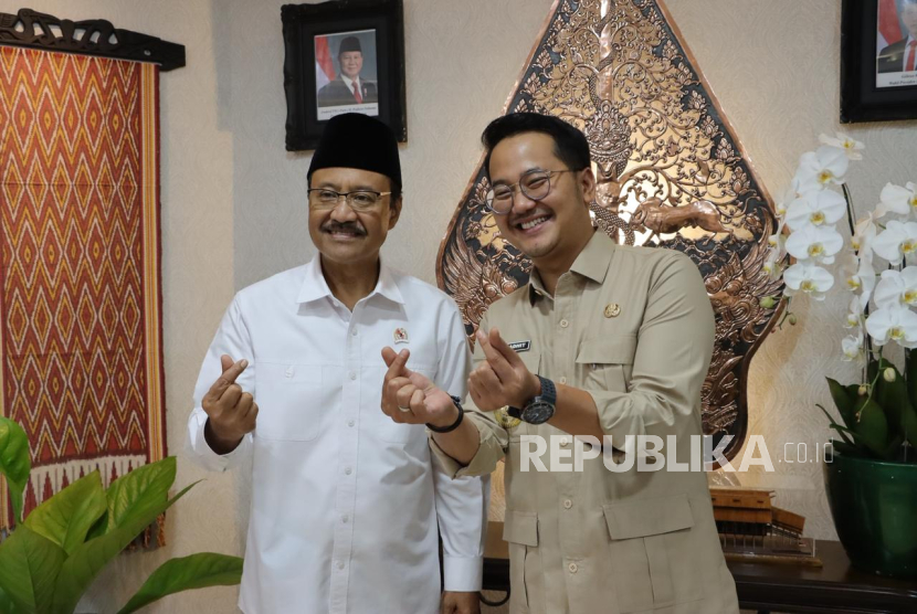 Menteri Sosial Saifullah Yusup alias Gus Ipul (kiri) Bersama Wakil Wali Kota Cimahi, Adhitia Yudisthira (kanan).