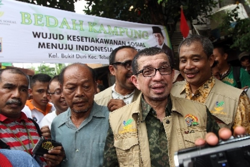 Menteri Sosial Salim Segaf Al Jufri (kanan) seusai meletakan batu pertama saat meresmikan program Bedah Kampung di Kampung Melayu Kecil, Bukit Duri, Jakarta, Ahad (29/9). 