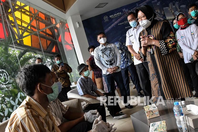 Menteri Sosial Tri Rismaharini (kanan) berbincang dengan sejumlah tunawisma yang akan dipekerjakan di salah satu apartemen, Bekasi, Jawa Barat.