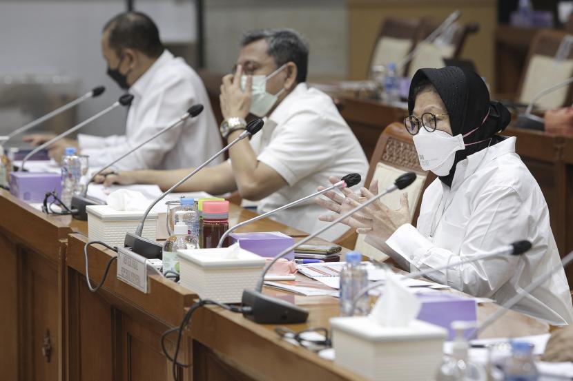 Menteri Sosial Tri Rismaharini (kanan) mengikuti rapat kerja dengan Komisi VIII DPR di Kompleks Parlemen, Senayan, Jakarta, Rabu (25/8/2021). Rapat tersebut membahas penyesuaian penggunaan (refocusing) kebijakan APBN tahun 2021 serta isu-isu aktual lainnya. 