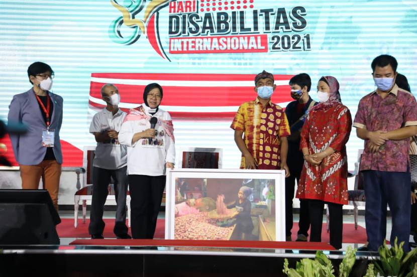 Menteri Sosial Tri Rismaharini (kedua dari kiri) dalam acara peringatan Hari Disabilitas Internasional 2021 di kantor Kementerian Sosial, Jakarta, Rabu (1/12).