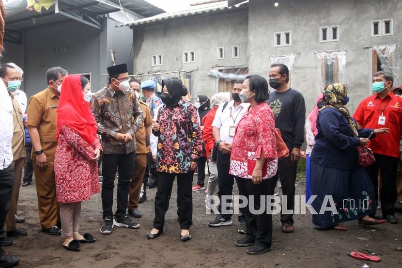 Menteri Sosial Tri Rismaharini (keempat kiri) berbincang dengan Bupati Sidoarjo Ahmad Muhdlor Ali (ketiga kiri) saat menjenguk keluarga Muhammad Haidar Dhanu Abrisam, balita penderita penyakit atresia ani di Desa Ketegan, Tanggulangin, Sidoarjo, Jawa Timur, Senin (14/2/2022). Kunjungan Mensos tersebut untuk menyalurkan donasi dari Kitabisa kepada Haidar yang menderita kelainan anus yang tidak terbentuk dengan sempurna. 