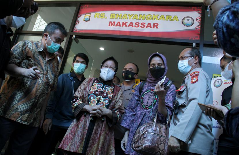 Menteri Sosial Tri Rismaharini (ketiga kiri) keluar dari Rumah Sakit Bhayangkara Makassar saat melakukan kunjungan di Makassar, Sulawesi Selatan, Selasa (20/4/2021). Dalam kunjungannya, Mensos Tri Rismaharini menjenguk serta menyerahkan santunan bagi korban ledakan bom Katedral Makassar yang dilanjutkan dengan peninjauan di sejumlah lokasi di Makassar