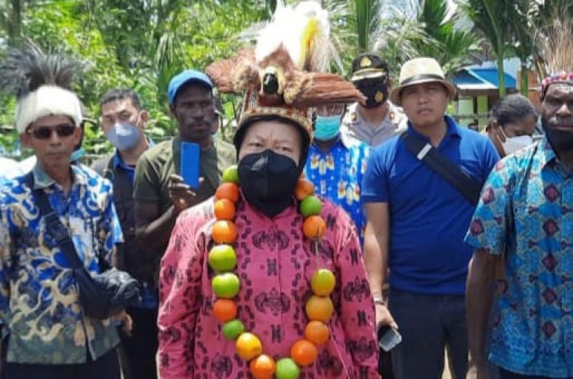 Menteri Sosial Tri Rismaharini menanam bibit pisang di Distrik Pantai Barat, Kabupaten Sarmi, Papua, Selasa (22/3). Di sana, Risma juga memberikan bantuan alat-alat produksi untuk mewujudkan industri berbasis masyarakat di sana. 