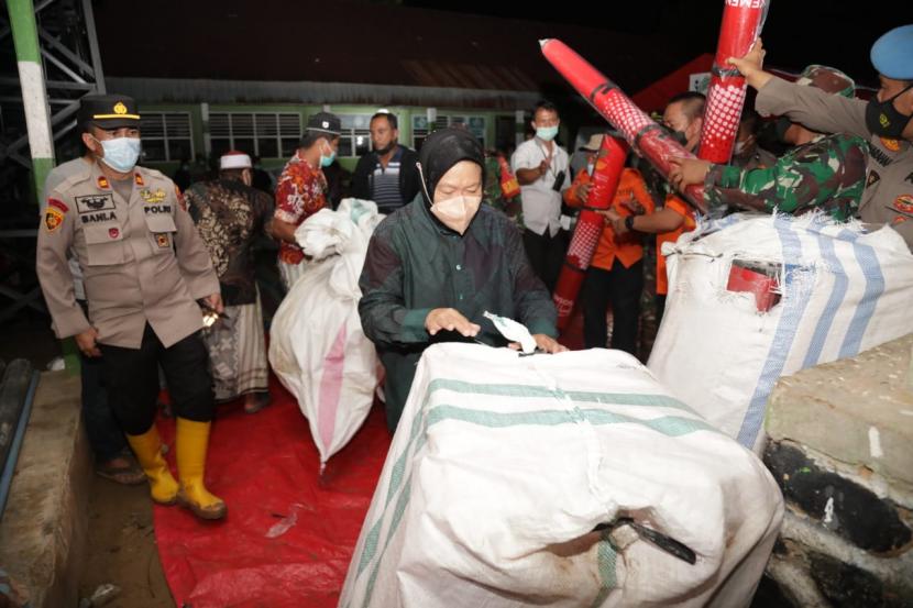 Menteri Sosial Tri Rismaharini mendatangi lokasi terdampak banjir bandang di Kecamatan Batang Lubu Sutam, Padang Lawas, Sumatra Utara, Senin (3/1) malam.
