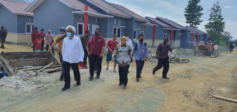 Menteri Sosial Tri Rismaharini mengatakan, pembangunan fasilitas di permukiman warga korban banjir bandang di daerah Doyo belumlah tuntas. 