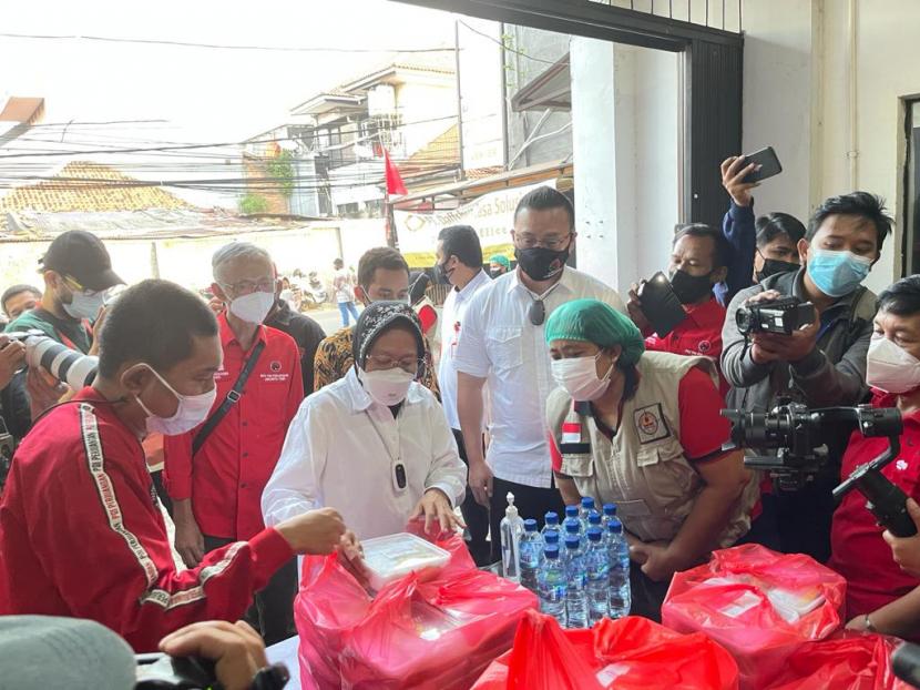 Menteri Sosial, Tri Rismaharini meninjau dapur gotong royong yang dikelola DPC PDIP Jakarta Timur.