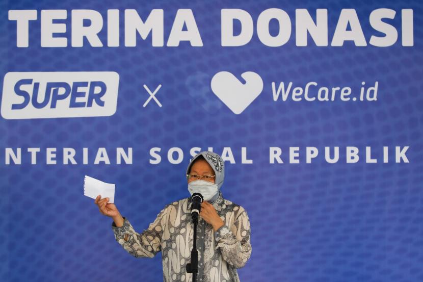 Menteri Sosial Tri Rismaharini menyampaikan sambutan saat serah terima donasi di Kota Surabaya, Jawa Timur, Sabtu (13/2/2021). 