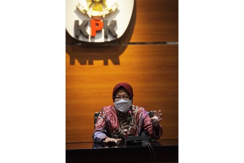 Menteri Sosial Tri Rismaharini (tengah) menyampaikan keterangan kepada wartawan di Gedung Merah Putih KPK, Jakarta, Jumat (30/4/2021). Kedatangan Risma untuk melaporkan perbaikan data penerima Bantuan Sosial (Bansos) Pandemi COVID-19, menyusul surat rekomendasi KPK tanggal 3 Desember 2020 lalu.. 