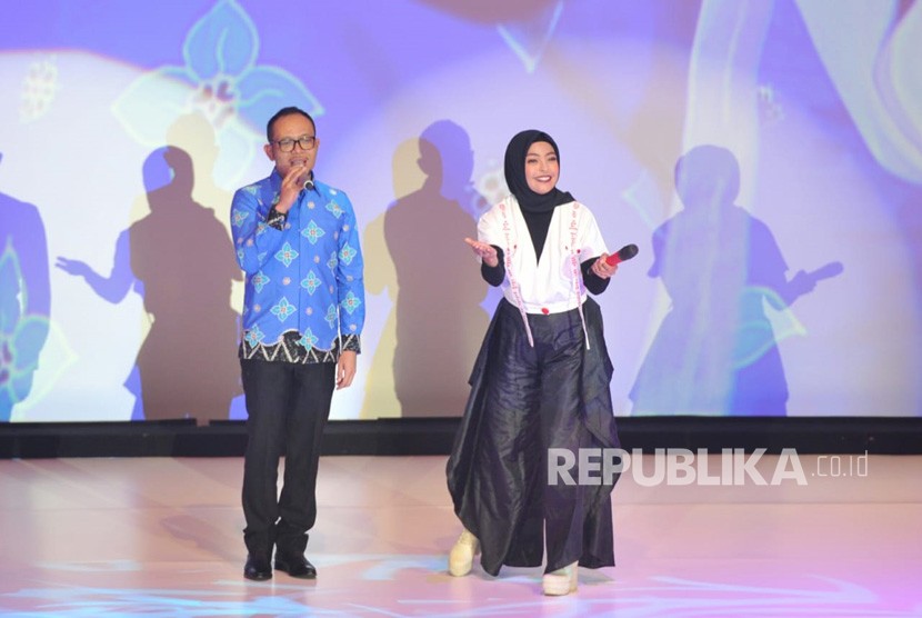 Menteri Tenaga Kerja Hanif Dakhiri berduet dengan vokalis band Kotak Tantri saat malam anugerah Tokoh Perubahan Republika 2018 di Jakarta, Rabu (24/4) malam. 