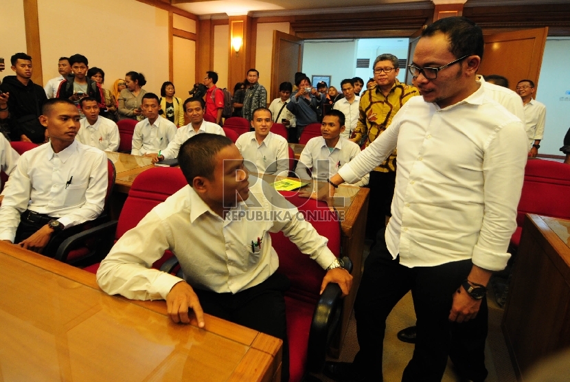 Menteri Tenaga Kerja, Hanif Dhakiri (kanan) berbincang dengan peserta pelatihan saat mengunjungi balai besar pengembangan latihan kerja dalam negeri, di Jalan Gatot Subroto, Kota Bandung, Kamis (19/3). (foto : Septianjar Muharam)