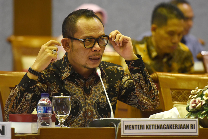 Menteri Tenaga Kerja Hanif Dhakiri mengikuti rapat kerja dengan Komisi IX DPR di Kompleks Parlemen, Senayan, Jakarta, Kamis (19/11).