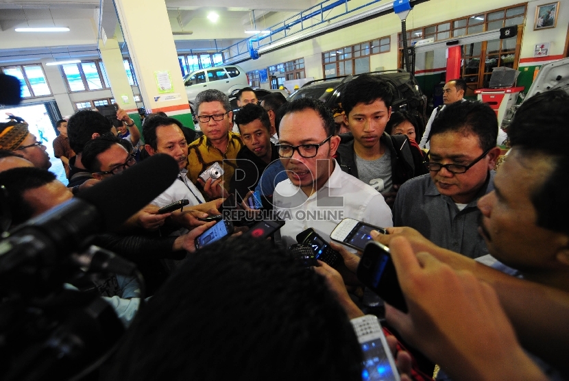 Menteri Tenaga Kerja, Hanif Dhakiri saat diwawancarai sejumlah wartawan di balai besar pengembangan latihan kerja dalam negeri, Jalan Gatot Subroto, Kota Bandung, Kamis (19/3). (foto : Septianjar Muharam)