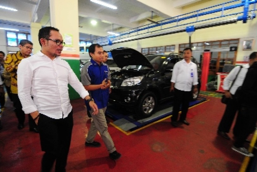   Menteri Tenaga Kerja Hanif Dhakiri saat mengunjungi balai besar pengembangan latihan kerja dalam negeri di Kota Bandung, Kamis (19/3).