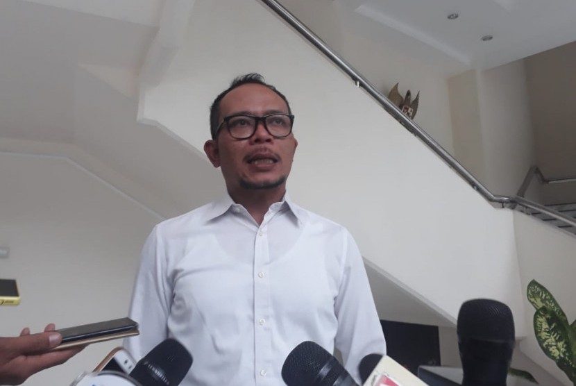  Menteri Tenaga Kerja Hanif Dhakiri usai menghadap Wakil Presiden Jusuf Kalla di Kantor Wapres, Jakarta, Kamis (28/3).