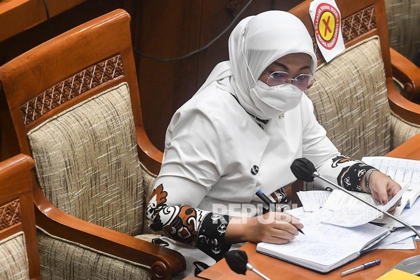 Menteri Tenaga Kerja Ida Fauziah mengikuti rapat dengar pendapat dengan Komisi IX DPR di Komplek Parlemen, Jakarta, Rabu (7/4/2021). Dalam rapat tersebut Komisi IX menyampaikan bahwa Kementerian Tenaga Kerja agar memperhatikan nasib kesejahteraan wartawan.