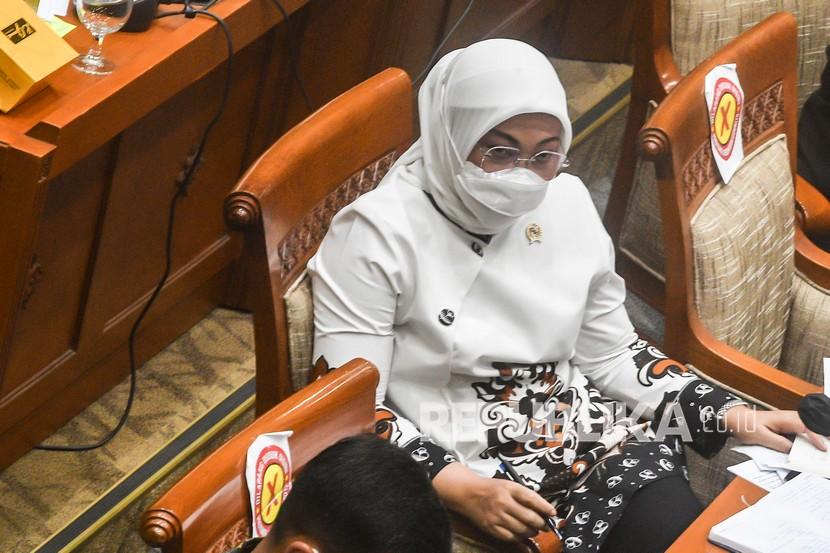 Menteri Tenaga Kerja Ida Fauziah mengikuti rapat dengar pendapat dengan Komisi IX DPR di Komplek Parlemen, Jakarta, Rabu (7/4/2021). Dalam rapat tersebut Komisi IX menyampaikan bahwa Kementerian Tenaga Kerja agar memperhatikan nasib kesejahteraan wartawan. 