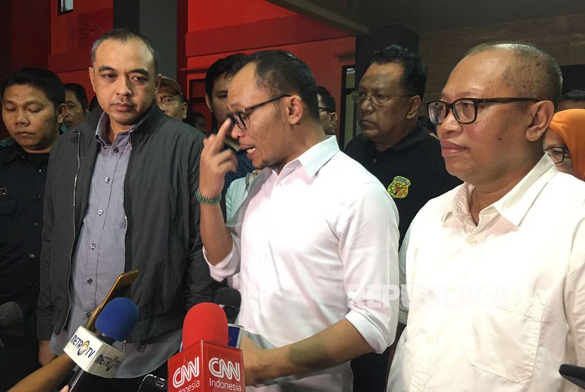 Menteri Tenaga Kerja, M. Hanif Dhakiri didampingi Bupati Tangerang, Ahmed Zaki Iskandar, dan Dirut BPJS, Agus Susanto mendatangi RSUD Tangerang, Ahad (29/10). 