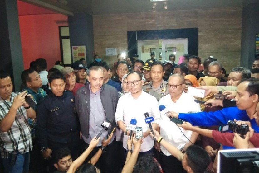 Menteri Tenaga Kerja, M. Hanif Dhakiri didampingi Bupati Tangerang, Ahmed Zaki Iskandar, dan Dirut BPJS, Agus Susanto mendatangi RSUD Tangerang, Ahad (29/10).