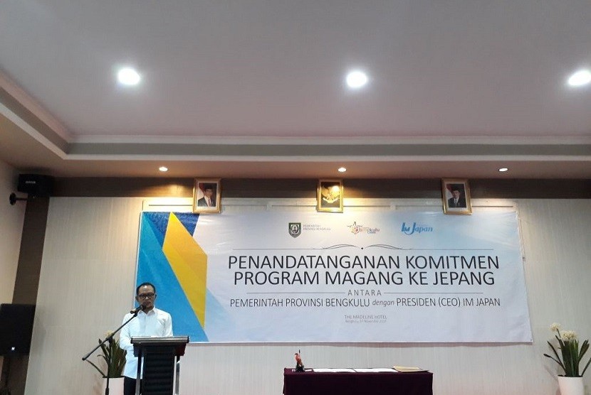 Menteri Tenaga Kerja Muhammad Hanif memberi sambutan usai menyaksikan penandatanganan kerja sama program magang Provinsi Bengkulu dengan International Manpower Development Organization Japan (IM Jepang) di Kota Bengkulu, Jumat (17/11).