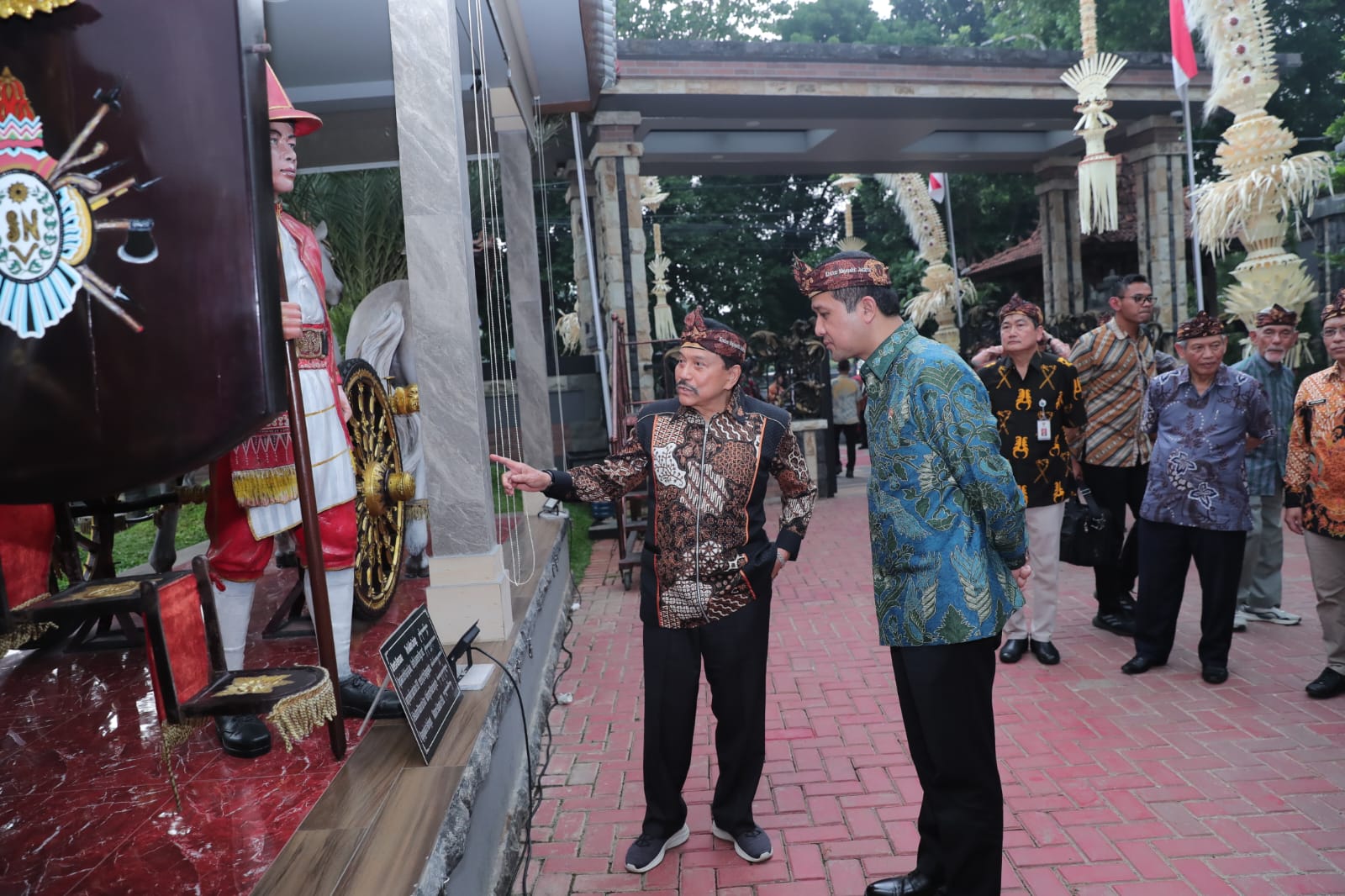 Menteri Transmigrasi Iftitah Sulaiman Suryanegara bersilaturahim ke kediaman mantan Menteri Transmigrasi dan Pemukiman Perambah Hutan, AM Hendropriyono.