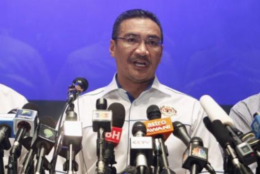 Menteri Transportasi dan Pertahanan Malaysia dalam konferensi pers hilangnya Malaysia Airlines, Ahad (9/3).