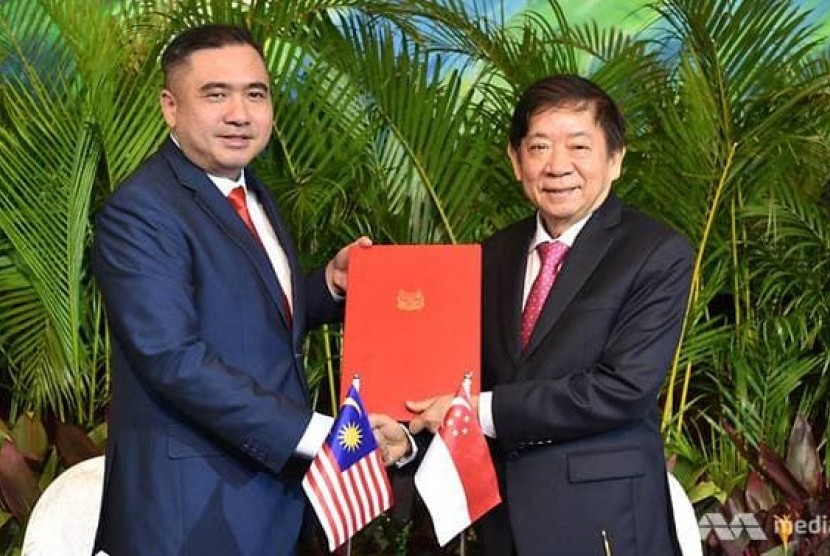 Menteri Transportasi Malaysia Anthony Loke (kiri) dan Menteri Transportasi Singapura Khaw Boon Wan saat penandatanganan kerja sama kereta api cepat Rapid Transit System pada 21 Mei 2019. 